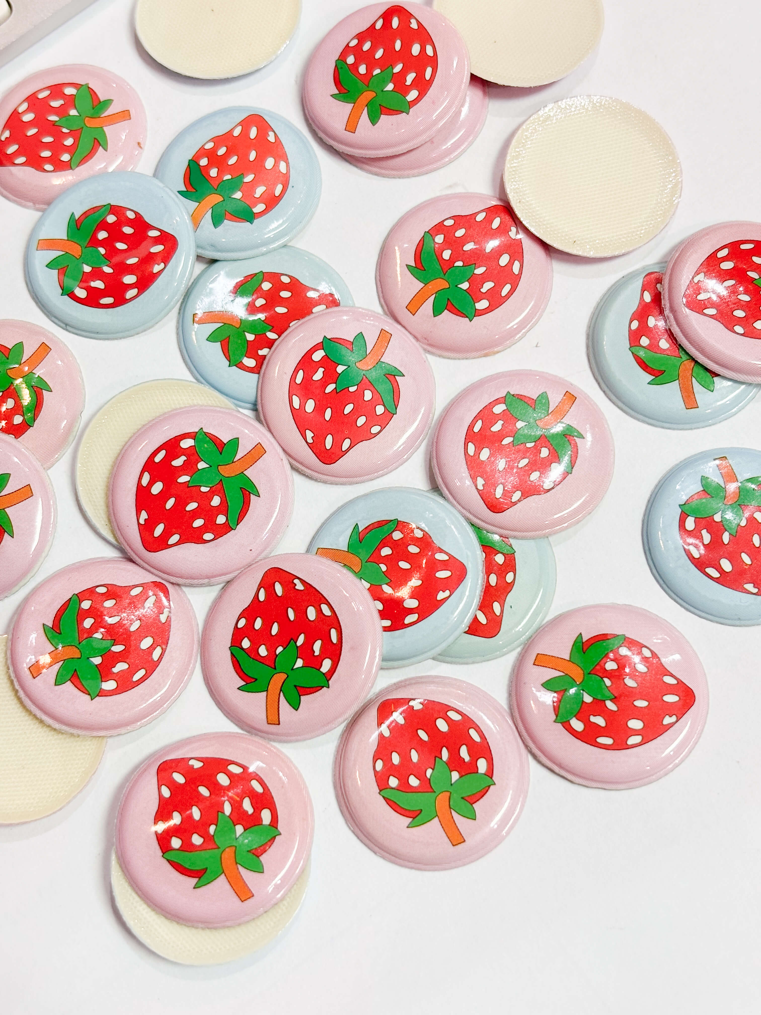 อะไหล่พลาสติกทรงกลมพิมพ์ลายสตรอว์เบอรี่ คละสี แพ็ค 100 ชิ้น