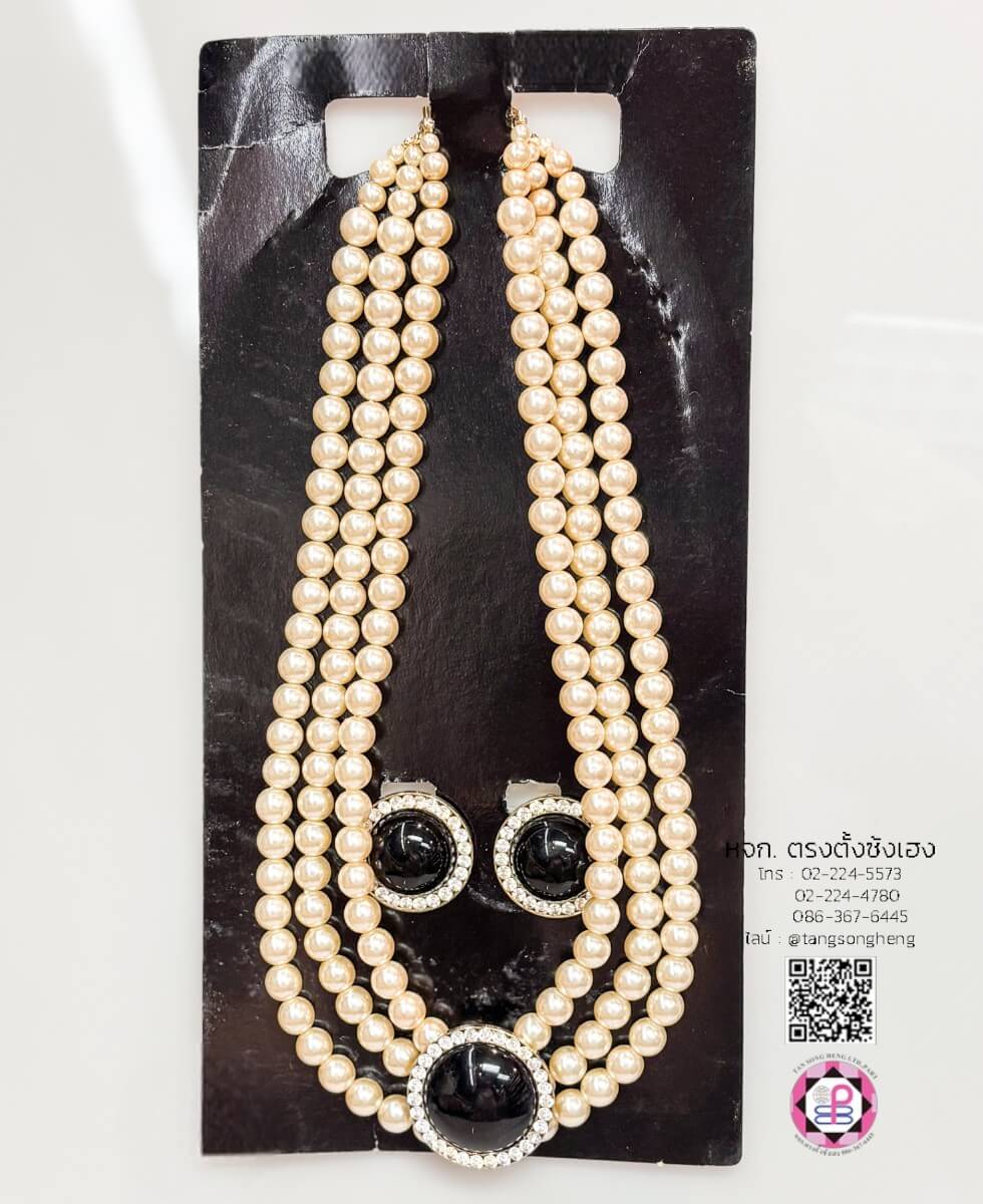 เซทสร้อยมุก 8 มิล แบบ 3 ชั้น สีครีม และต่างหูทรงกลมล้อมเพชรสีดำ