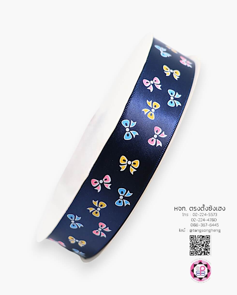 ริบบิ้นผ้าซิลค์ กว้าง 1 นิ้ว เงา 1 หน้า ยาว 50 หลา ลายโบว์พิมพ์ 3 สี สีกรมท่า 159#