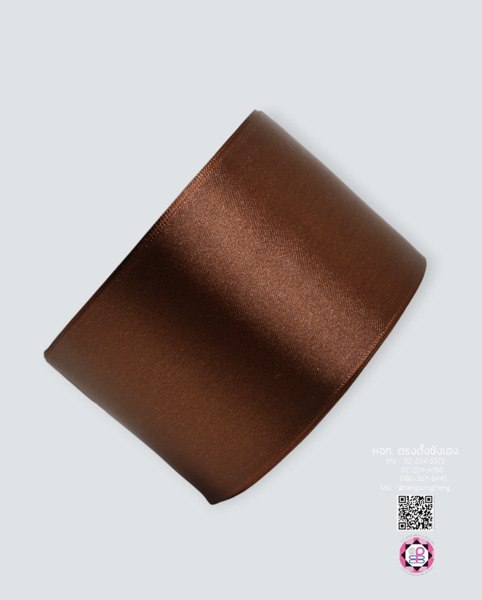 ริบบิ้นผ้าซาติน กว้าง 2.5 นิ้ว เงา 1 หน้า ยาว 25 หลา สีน้ำตาลเข้ม 32#